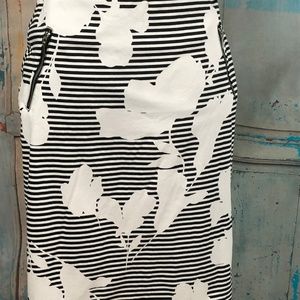 New York & Company B/W Print Pencil Skirt 6